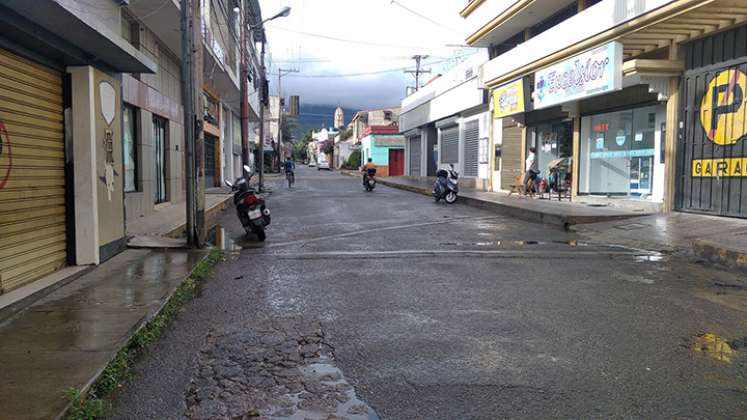 El número de vehículos que circula por las calles de San Antonio y Ureña ha disminuido drásticamente debido a la escasez de combustible.