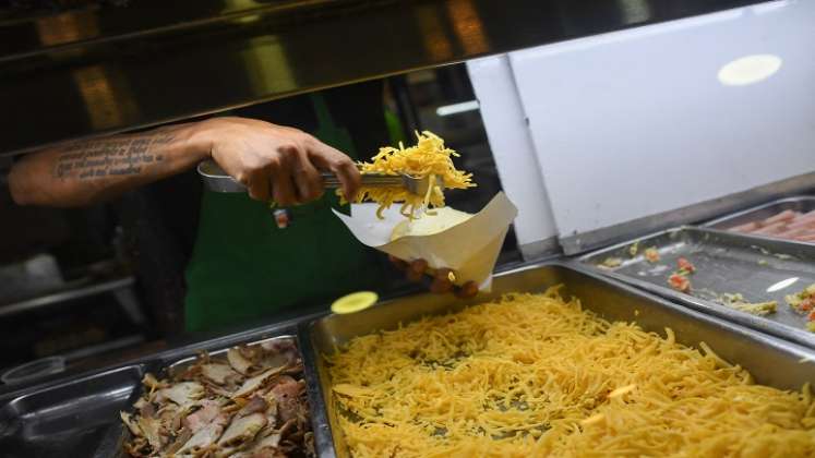 arepa con rellenos tan diversos como el queso blanco o la carne, pasando por frijoles o una mezcla de aguacate, pollo y mayonesa llamada "reina pepiada"./AFP