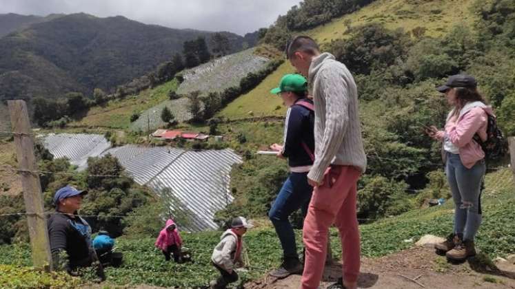 El equipo visita los predios aledaños a las zonas estratégicas. Foto: Cortesía/La Opinión. 