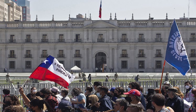 Protesta de maestros contra el gobierno del presidente de Chile, Sebastián Piñera, frente al palacio preside