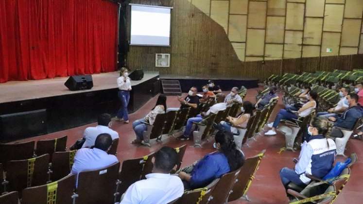 Las autoridades socializan las medidas de bioseguridad.