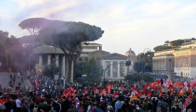 miles de personas participaron en una marcha por el clima para reclamar a los líderes de las principales economías del planeta una mayor compromiso en la  luchar contra el cambio climático./AFP