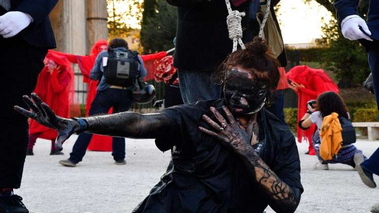 Activistas del movimiento ambiental global Extinction Rebellion realizan un acto durante una protesta contra la Cumbre de Líderes Mundiales del G20. /AFP