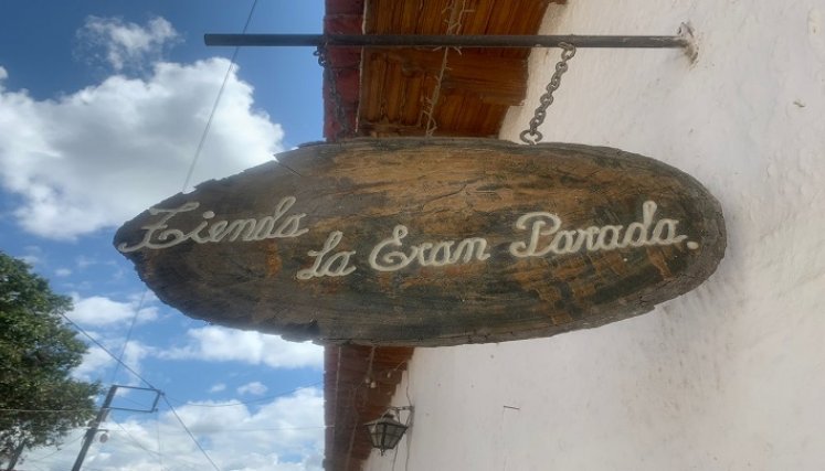 La cita es en la tradicional tienda en una esquina del parque principal.