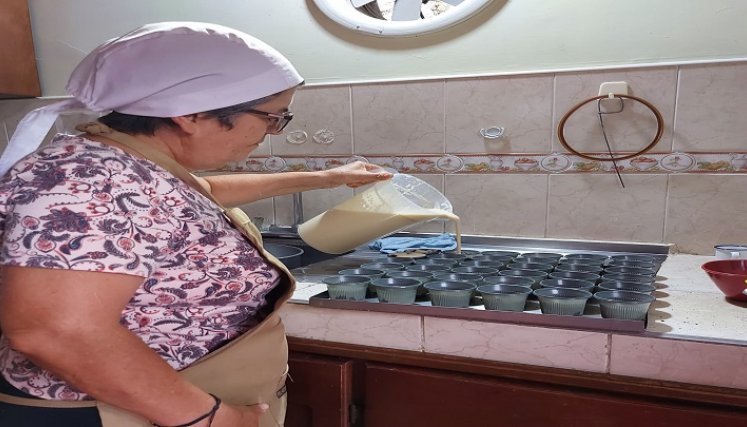 De manera acuciosa la monja prepara las delicias para atraer a los turistas.