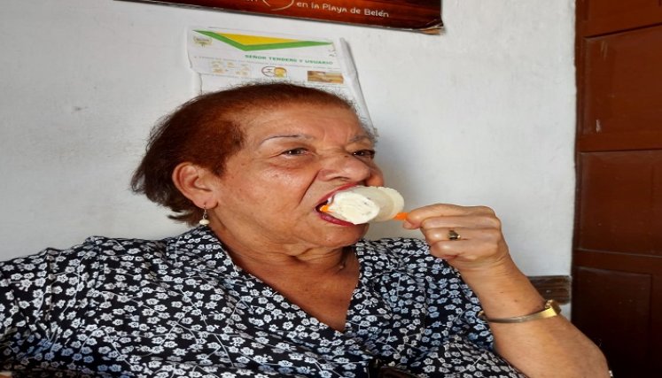 Chicos y grandes disfrutan de los helados de yuca y aguacate.