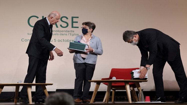 Presidente de la Comisión, Jean-Marc Sauve, entrega copias del informe al obispo Eric de Moulins-Beaufort, presidente de la Conferencia Episcopal de Francia, y a la hermana Veronique Margron, presidenta de la Conferencia de Religiosos de Francia./ AFP