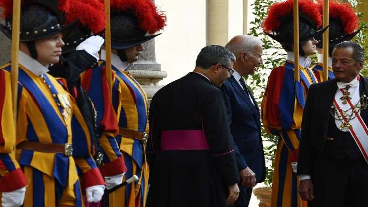 Biden, un ferviente católico, que  casi nunca falta a la misa dominical, sufre la dura ofensiva de un sector de la iglesia estadounidense. /AFP