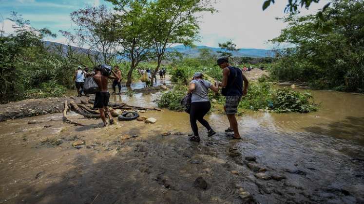 La gente sigue cruzando la frontera por las trochas, con todos los riesgos que esto implica./ AFP