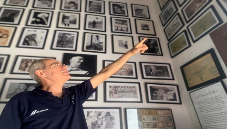 Memoria histórica de un pueblo en una tienda El historiador Álvaro Antonio Claro, apasionado por la fotografía decide mantener vivas las tradiciones.