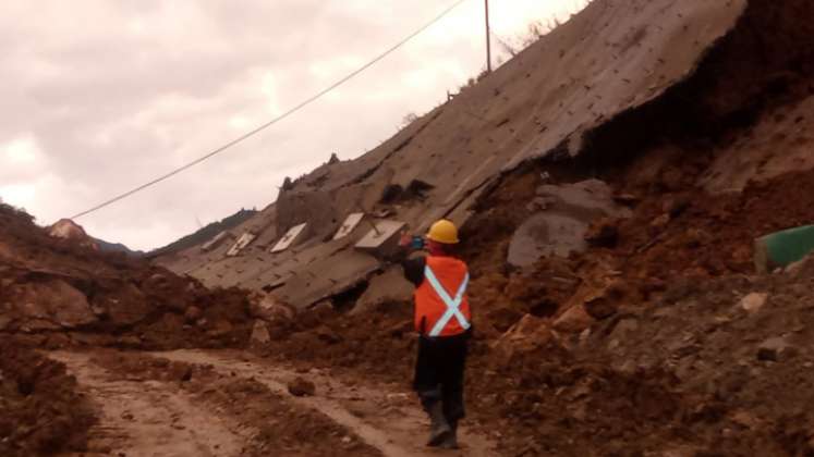 El desprendimiento de rocas y de un muro de contención se da a la altura del sector La Repollera. / Foto: Cortesía