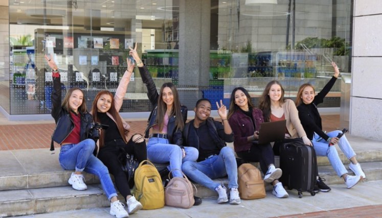 Si el estudiante presenta una necesidad económica, la Universidad otorga un descuento del 12% en el valor de la matrícula y un descuento adicional del 3% por pronto pago. 