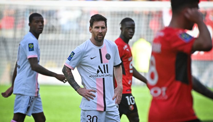 El delantero argentino del Paris Saint-Germain Lionel Messi (centro) reacciona durante el partido de fútbol francés. / foto: AFP
