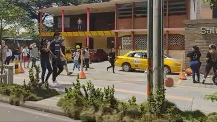 Según testigos, lo que presuntamente comenzó como un intento de atraco en un local comercial esta zona de Cúcuta terminó en un intercambio de disparos.