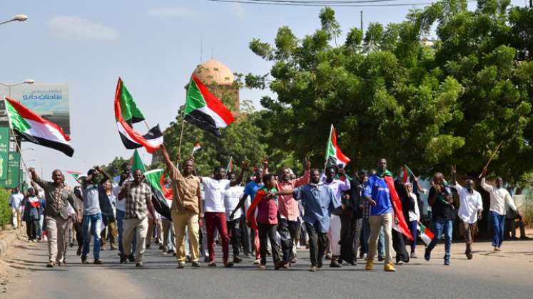 Los manifestantes antigolpistas sudaneses asisten a una reunión en la ciudad gemela de Omdurman, la capital, Jartum, para expresar su apoyo a la transición democrática del país que descarrilaron una toma militar y una represión mortal. / Foto: AFP