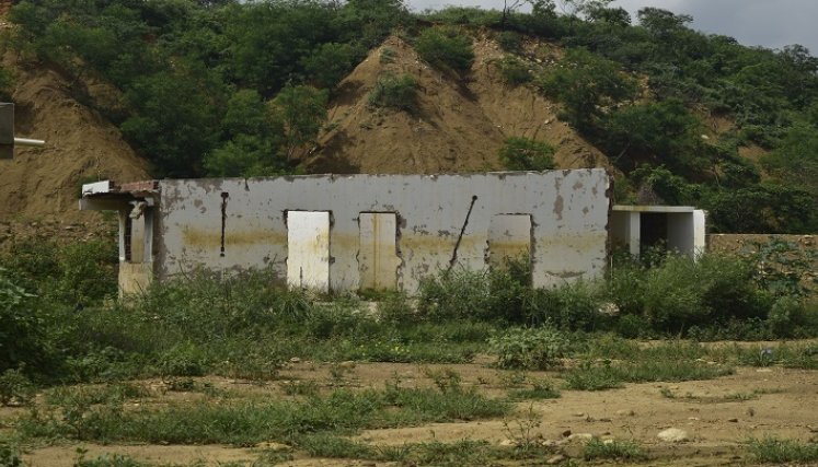 Hay casas abandonadas que se convirtieron en guarida de delincuentes. / Foto: Pablo Castillo / La Opinión