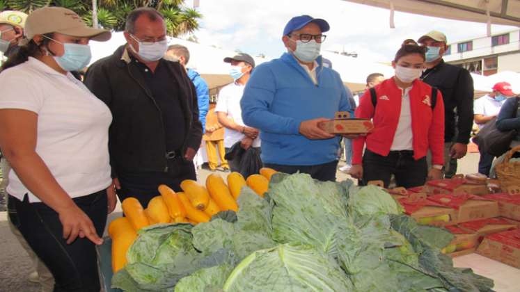 El gobernador, Silvano Serrano, pasó por cada uno de los puestos con productos de la región. Foto: Roberto Ospino/La Opinión.