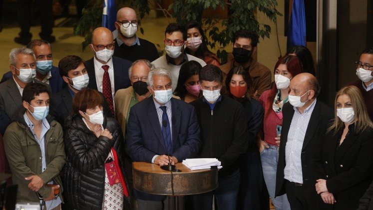 Jaime Naranjo (C), diputado del partido socialista, junto a otros diputados de la oposición tras votar sobre la aprobación de la acusación contra Piñera. /AFP