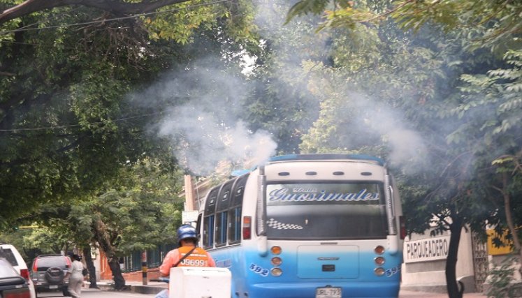 Las emisiones de gases de efecto invernadero de fuentes móviles son otro factor de riesgo./ Archivo La Opinión