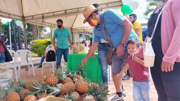 Los campesinos muestran los productos para mejorar la comercialización