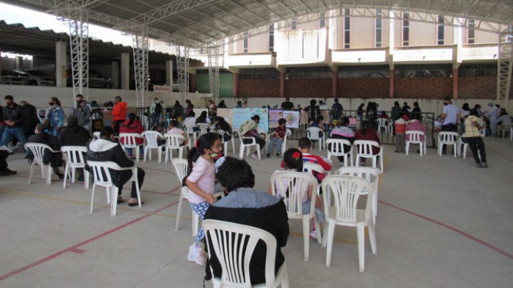 El Hospital habilitó el coliseo del Rosario para vacunar a los niños. Foto: Roberto Ospino/La Opinión.