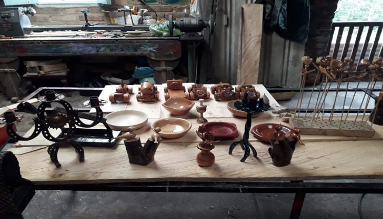 Fabio Afanador, en su taller elabora las artesanías y otros elementos. Foto: Cortesía /La Opinión.