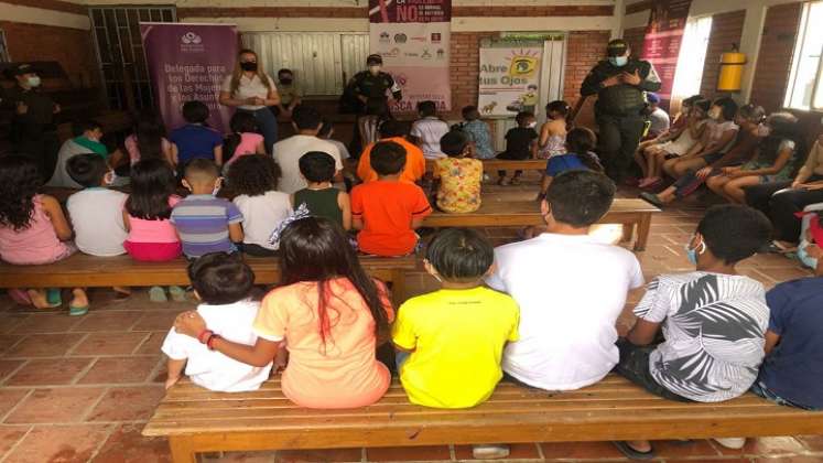 Especialistas dictan charlas para orientar a los niños.