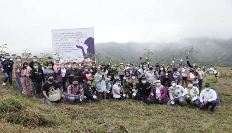 La mujeres emprendedoras reforestan los centros poblados.