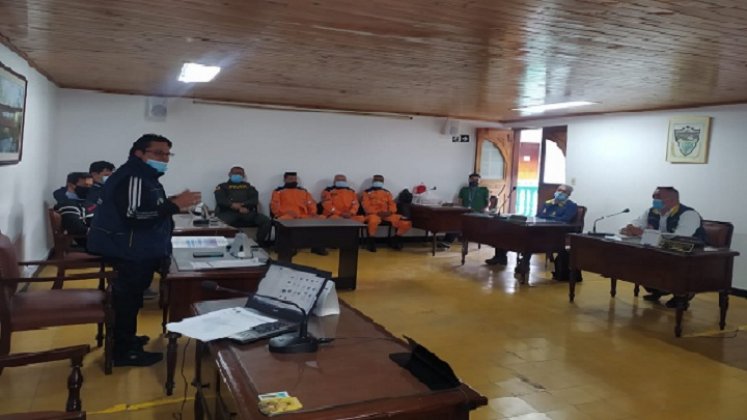 El ingeniero Jacipt Ramón, orientó a las autoridades de Chitagá sobre el funcionamiento del Sistema de Alerta Temprana.  Foto: Cortesía/La Opinión.