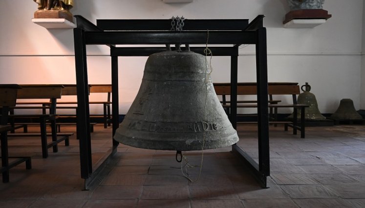 Las campanas de la primera iglesia se mantienen con el paso de los años, en la actualidad bajadas del campanario que está siendo reparado. /Foto Jorge Gutiérrez/La Opinión