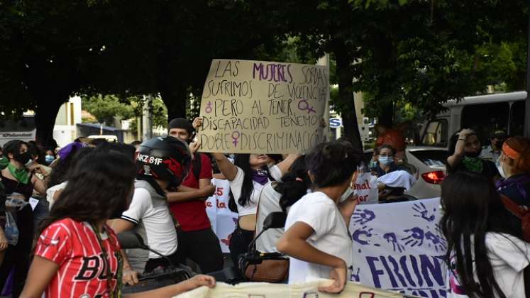 Las mujeres se movilizaron de manera pacífica. / Foto: Pablo Castillo / La Opinión 