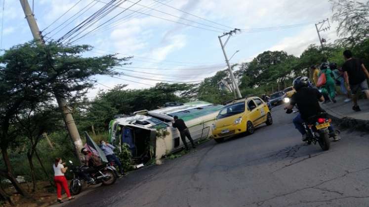 Cuatro heridos tras volcarse una buseta en Cúcuta./Foto: cortesía