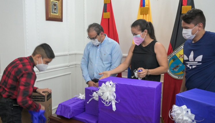 Este martes, al pequeño narrador de cuentos en internet, Dylan Quintero, se le cumplió el sueño y el mandatario de Norte de Santander le entregó una computadora y otros equipos de alta calidad. / Foto: Cortesía
