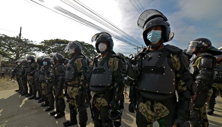 Soldados hacen guardia frente a la cárcel Guayas 1 en Guayaquil, Ecuador, en donde el pasado septiembre se registró una de las peores masacres carcelarios de América Latina con 119 muertos. / Foto: AFP