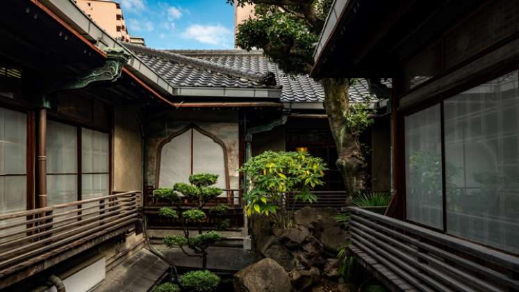 Un sección de Taiyoshi Hyakuban, un antiguo burdel convertido en restaurante en el histórico barrio rojo de Tobita-Shinchi en Osaka. / Foto: AFP