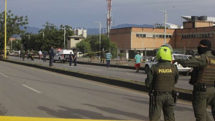 Un subintendente y un líder comunal fueron impactados por el uniformado.