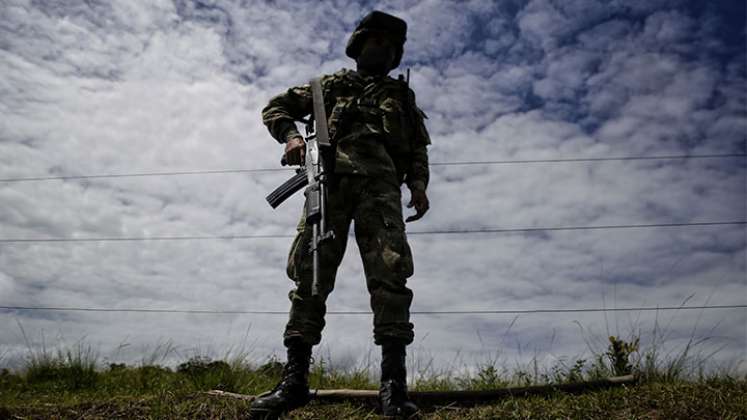 Piden suspender millonaria compra de calcetines de uso militar