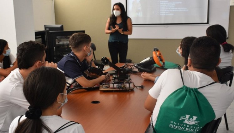 Estudiantes de la Institución Educativa Nuestra Señora de Belén y más de 400 bachilleres interesados en iniciar la vida universitaria conocieron presencial y virtualmente los programas académicos Unisimón./Foto: cortesía