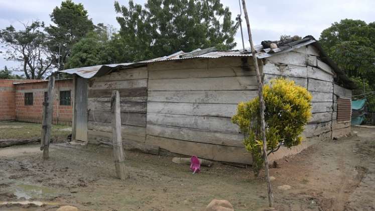 Los vecinos ingresaron a la vivienda por el patio, para auxiliar a la mujer y el menor, quien estaba muerto para cuando lograron entrar. 