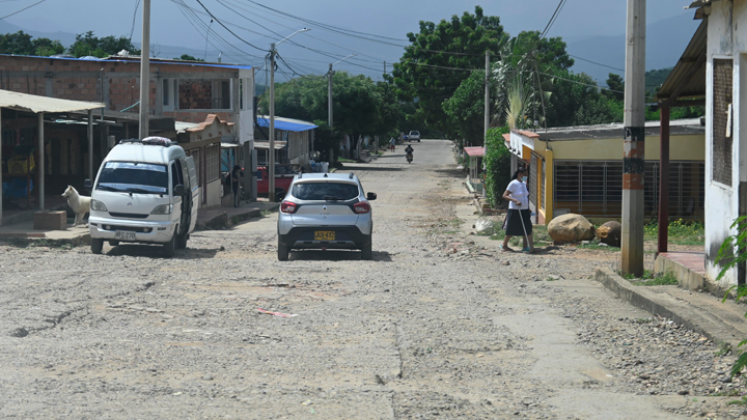 Las calles del barrio presentan deterioro y algunas están sin pavimentar. 