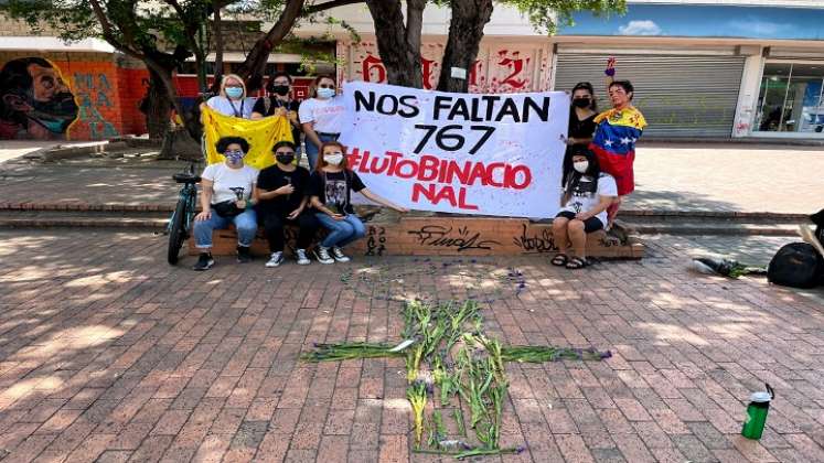  ¡Nos faltan  767 mujeres y mujeres trans! Luto Binacional.  El mensaje con el que las mujeres se manifestaron en 8 lugares de Colombia y Venezuela. / Foto: Cortesía / La Opinión 