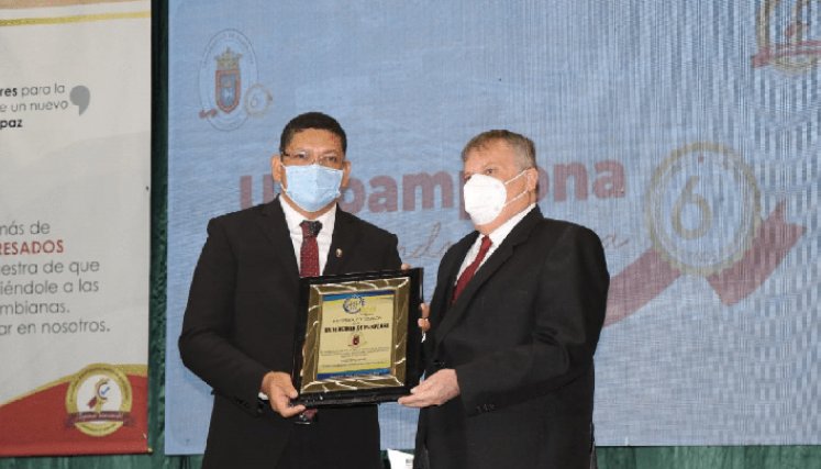 Ivaldo Torres, rector de la Universidad de Pamplona, le entregó el reconocimiento al gerente del Hospital San Juan de Dios, Hernando Mora