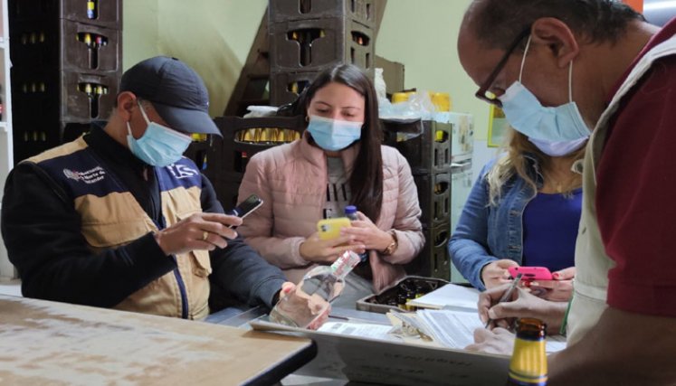 Las autoridades del municipio y de salud inspeccionan la calidad de los licores que se expenden en Pamplona. Foto: Cortesía/La Opinión. 