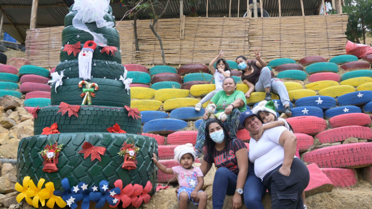 La comunidad se unió para decorar el lugar donde viven.