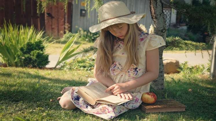 Niña leyendo