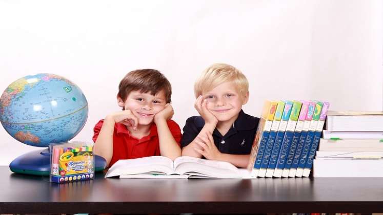 Niños estudiando