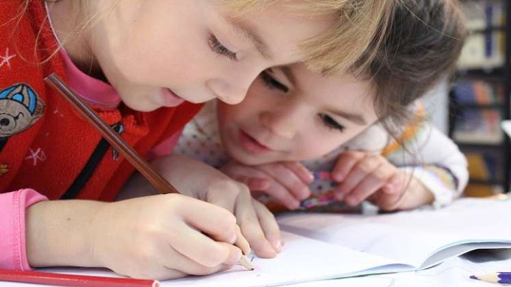 Niños estudiando