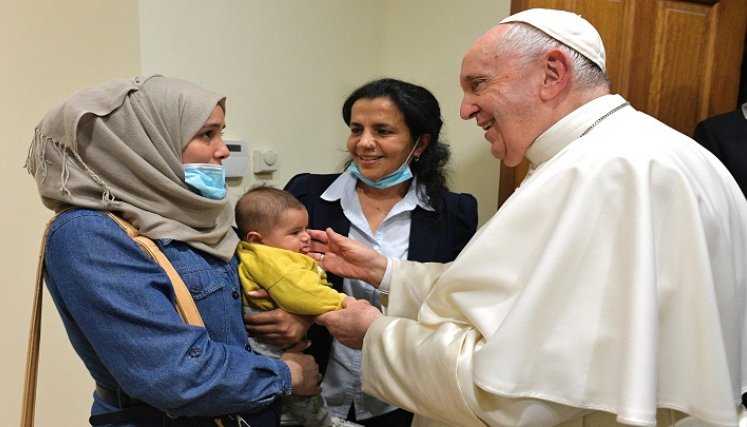 El Papa Francisco se reunió con migrantes en la Nunciatura Apostólica en Nicosia, Chipre durante su estadía en ese país. /AFP