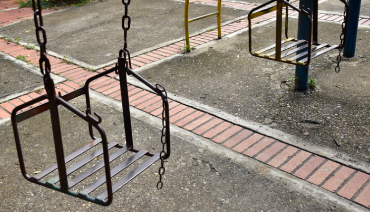 Los columpios están oxidados y en mal estado