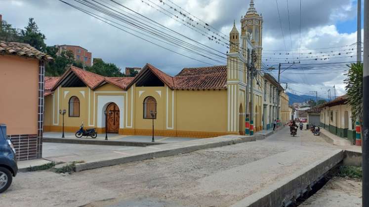 Totalmente deterioradas se encuentran las principales calles del barrio La Piñuela en el municipio de Ocaña. A pesar de haberse hecho una inversión de 23 mil millones de pesos con el Plan de Alcantarillado fue peor el remedio que la enfermedad.